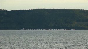 Буксиры типа РТ-600 и Урал расходятся на Белом Яре 19 06 2022г