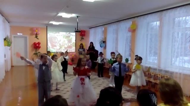 Танец "В мамин праздник мы устроим листопад"