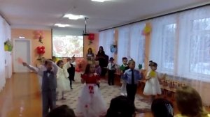Танец "В мамин праздник мы устроим листопад"