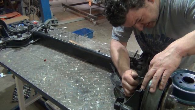 Opel Vectra A Hinterachse fertigstellen, Bremsleitungen verlegen смотреть онлайн