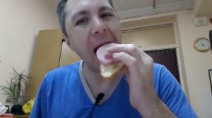 ASMR EATING SOUNDS. КУШАЮ БУТЕРБРОДЫ С ВАРЁНОЙ КОЛБАСОЙ И ПЬЮ МОЛОКО