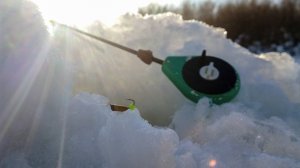 ЭТА безмотылка СРАБОТАЛА и ТУТ! Рыбалка на окуня и плотву, ловля зимой в 2022