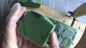 Хвойное мыло с нуля. Разрезаю с ставлю штампы