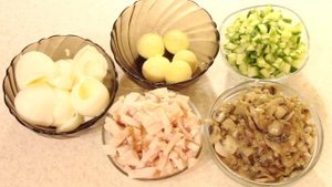 Салат с грибами и копченым мясом.Очень вкусно!