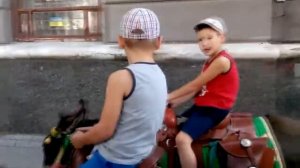 покачивая перьями на шляпах