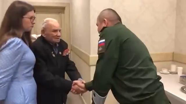 1Два героя встретились!

Дан старт обучению «Волонтеров Победы» к 9 мая. Помогать нам в этом будут в