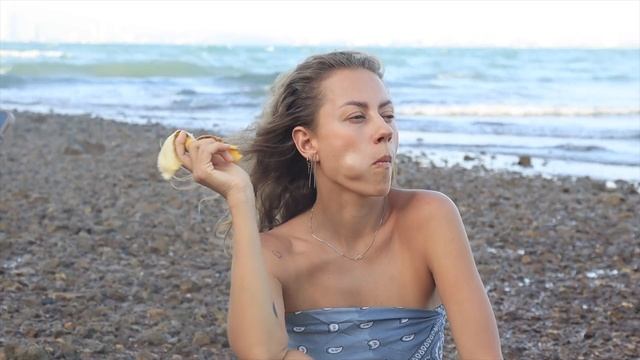 Одиночный отдых на каменном пляже смотреть онлайн