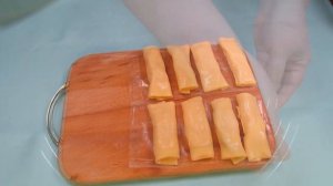 Быстрая закуска за 5 минут. Из плавленого сыра солёного огурца с черным кунжутом.