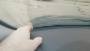 Резиновый уплотнитель между лобовым стеклом и панелью Гранта FL