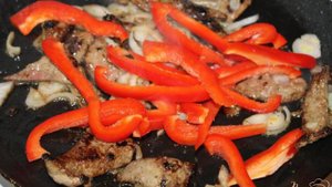 Свиная печень тушенная с помидорами и перцем болгарским