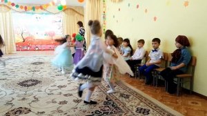 Осенний утренник в детском саду Веселый танец "Выглянуло солнышко"