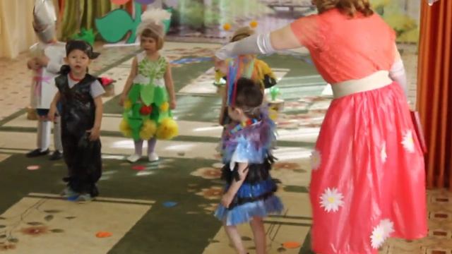 показ моды из бросового материала ГРУППА ГНОМИКИ !!!!!!!!!!!!!!!!!!!!!!!!!!!! детский сад КОЛОСОК смотреть онлайн