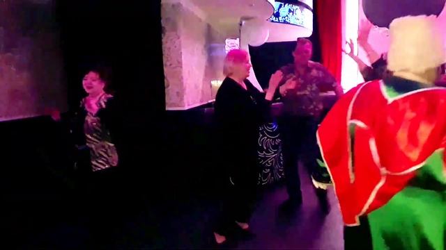 Мы желаем Вам,пусть будет праздник!!!Танцы в ретро-кафе. смотреть онлайн