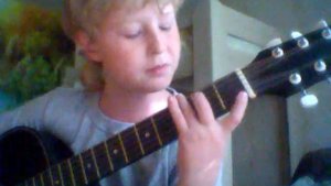 Как сыграть песню Детство на гитаре