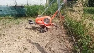 Возможности электрокультиватора с гусиными лапками. Сухая земля не помеха. Полив33.рф