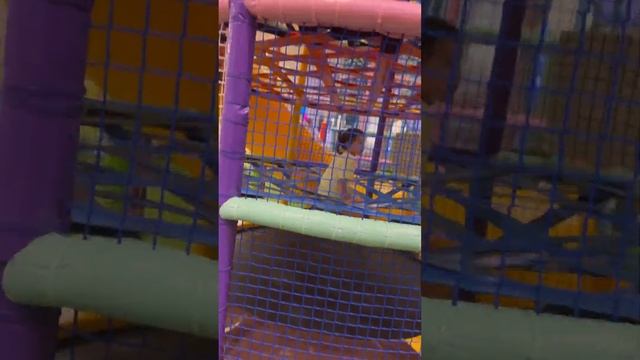 #лизаедетвдокиджой Лиза играет развлекается в Джоки джой косино парк Joki Joya смотреть онлайн