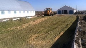 Кировец К 701 с отвалом,разравнивание массы и трамбовка