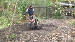 Мотоблок копает