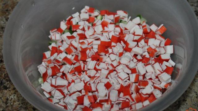 Салат из крабовых палочек с колбасой