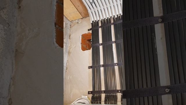 ⁉️ Как смонтировать кабель по стене без штробления стены под штукатурку ? #электромонтаж #электрик