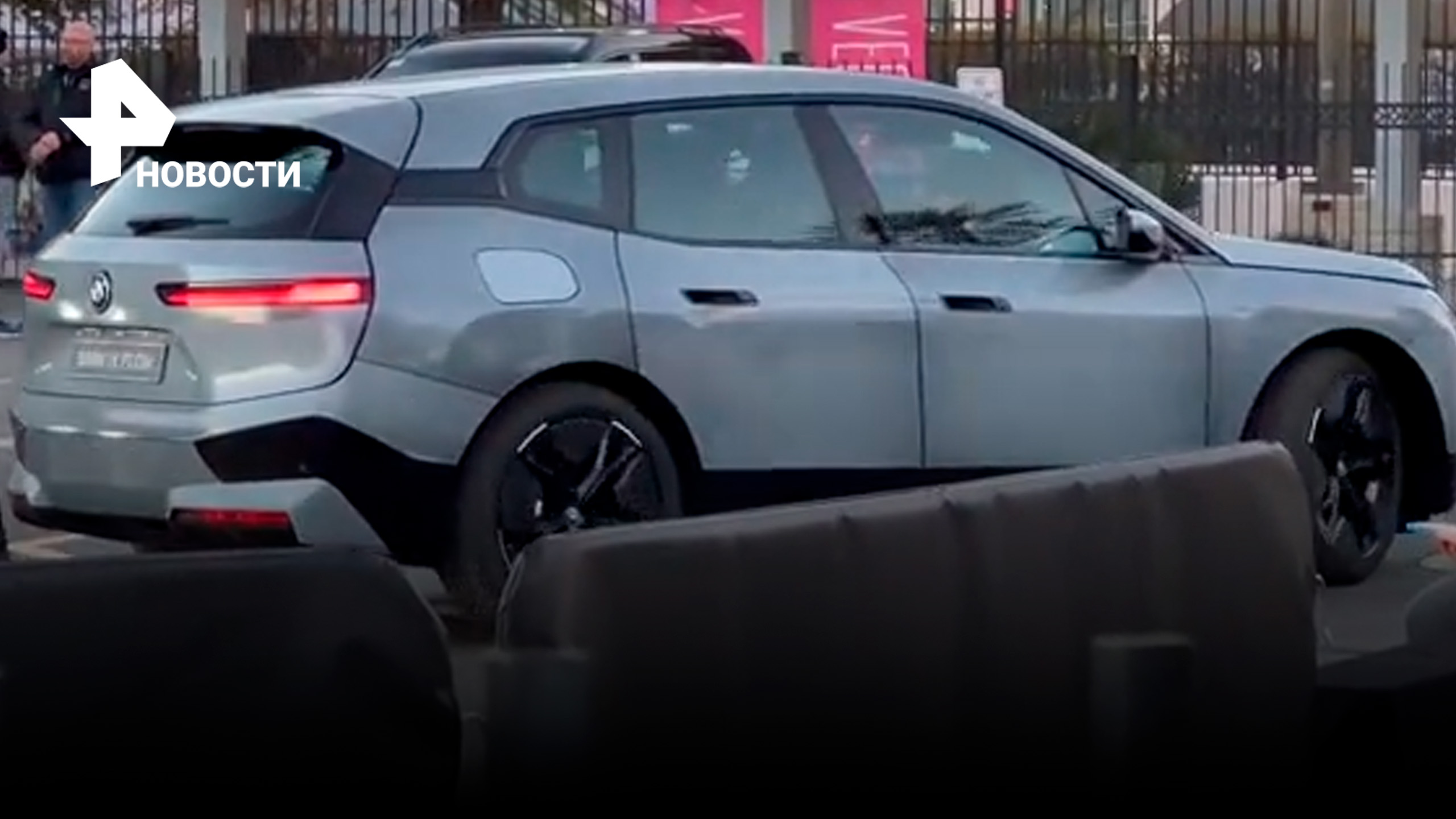 Новый электрокар от BMW меняет цвет / РЕН Новости