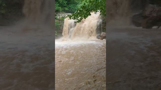 Первый водопад из водопадов "Руфабго". Весна, полноводная река в связи с дождями.