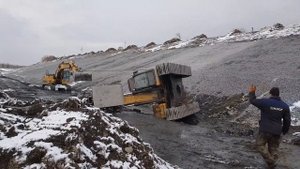 Ставим на гусеницы перевернутый экскаватор. We put on the caterpillers an inverted excavator.