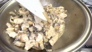 Жульен (Кокот) с хрустящей сырной корочкой в кокотницах.