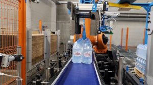 Боржоми.Бутыли едут по конвейеру