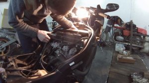 HONDA CBR 1100XX . Лезу в мотор . Замер зазоров клапанов .