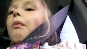 Девочка учится надувать пузыри из жвачки