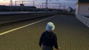 Грузовой поезд вечером на вокзале. Ждём Длинный Товарный Поезд