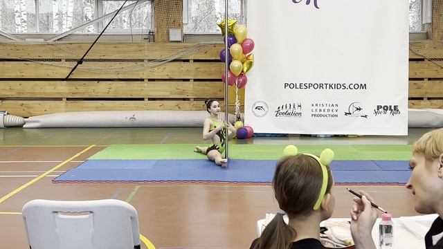 Выступление на соревнованиях по воздушной гимнастике смотреть онлайн