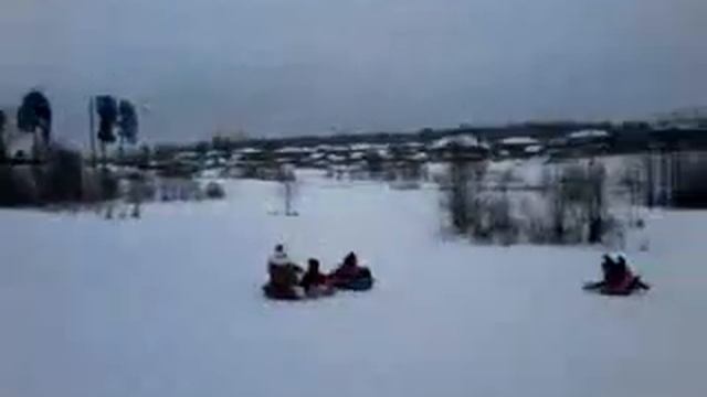 Дед Мороз едет с горы на санях:-) смотреть онлайн