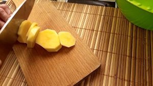 Свиная корейка на косточке с картофелем в духовке.