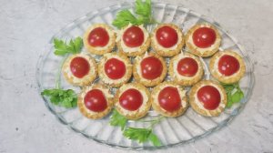 Закуска из помидоров и сыра - классические ингредиенты и новая подача блюда на праздничный стол