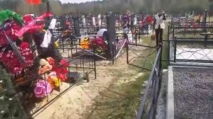 Куда деваются конфеты с кладбища!