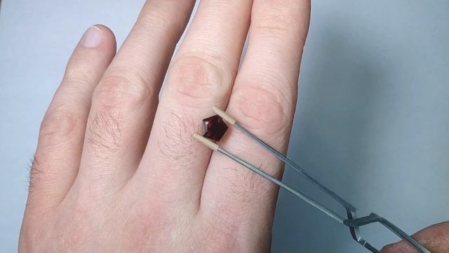 Натуральный гранат альмандин 1,90 карат