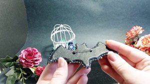 Очаровательный паук из бисера и бусин .И очаровательная брошь летучая мышь вышитая на кожи.Брошки .