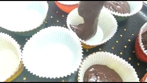 Домашние шоколадные кексы с начинкой из варёной сгущёнки. Просто и быстро