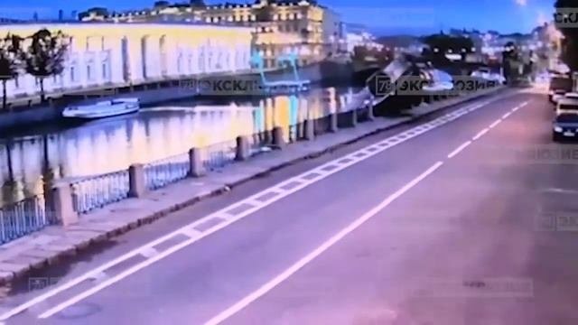 На набережной Фонтанки сегодня весело: экстренные службы достают упавший в реку автокран.