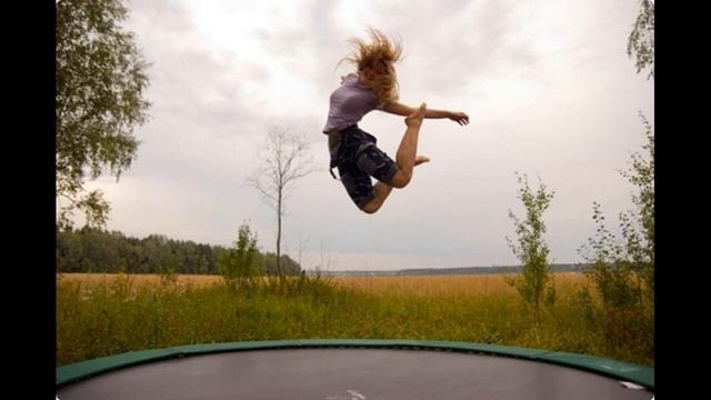 Прыгающая девушка видео. Прыжки на батуте девушки. Девочка прыгает на батуте. Фотосессия на батуте девушки. Девушка прыгает на батуте.