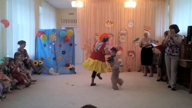 Семья клоунов в гостях у ребят смотреть онлайн