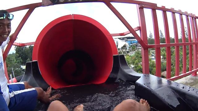 Boomeranggo Water Slide At Jogja Bay Waterpark - смотреть видео онлайн 