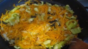 Куриные желудки с овощами в подливе