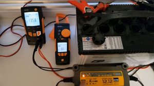 Десульфатация АКБ   FURUKAWA BATTERY  75 Ач.   Долив дистиллированной воды. Снижаю плотность. Заряд