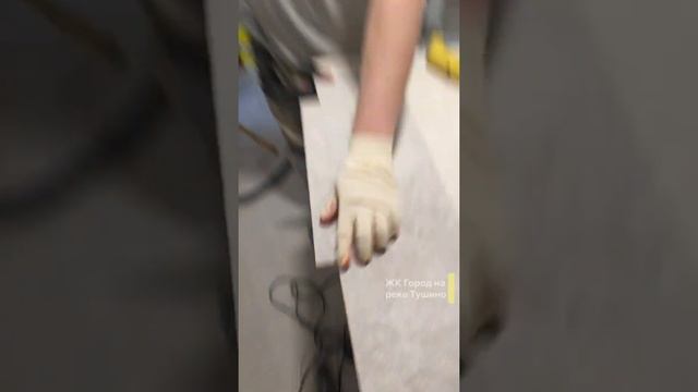 Как работает мокрорез. Пилим плитку на станке. ЖК Город на реке Тушино смотреть онлайн