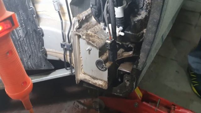 Ставим насос омывателя GLC-250 (W253), собираем систему. смотреть онлайн