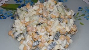 Легкий салат с огурцом