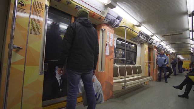Russia, Moscow, 2X metro ride from Чка́ловская / Ку́рская to Добры́нинская смотреть онлайн
